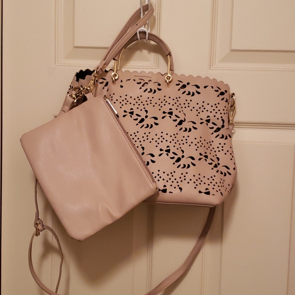 im Handbags - 🌻3 for $5/cute tan, cream tote w/wristlet